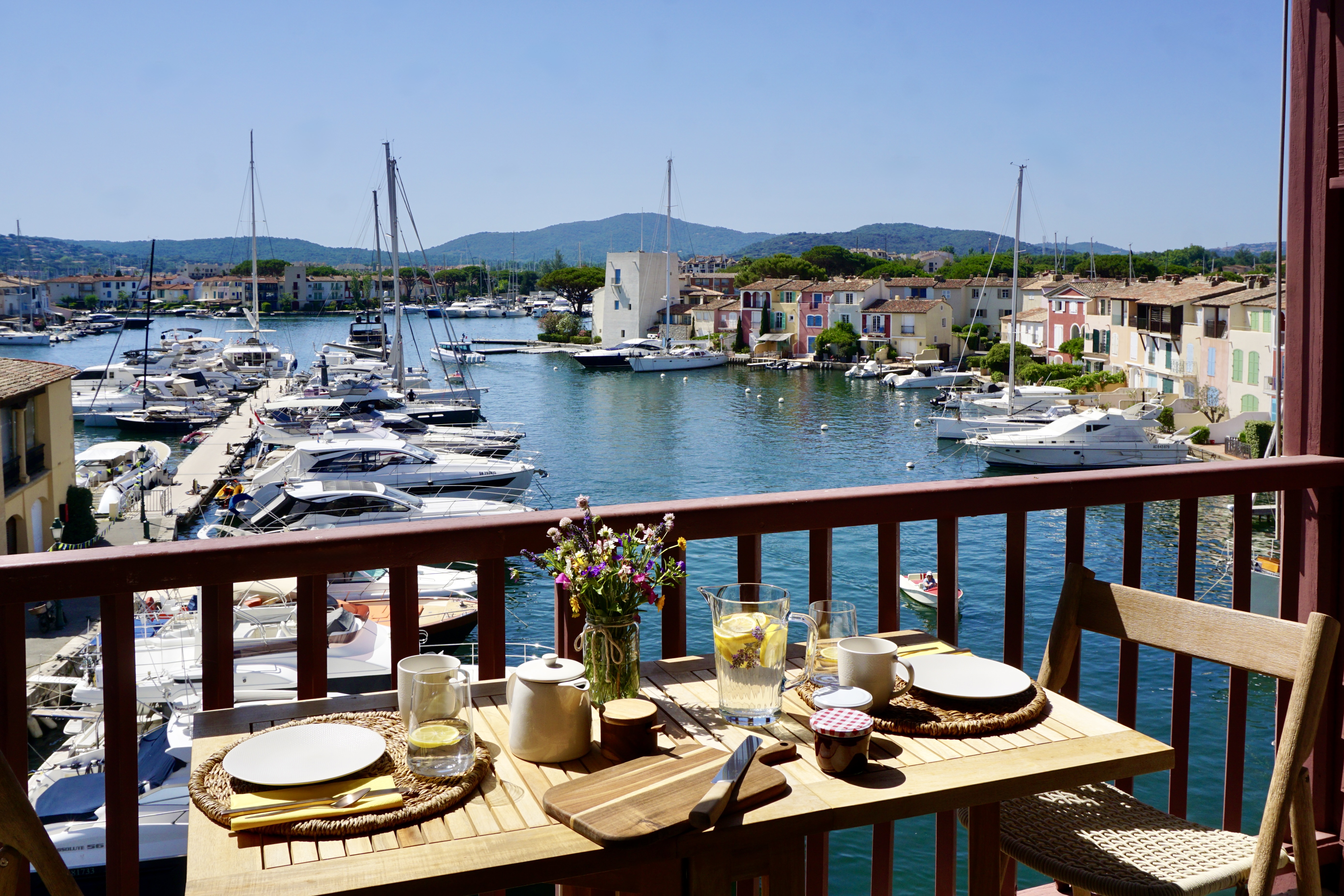 Terrasse mit Hafenblick