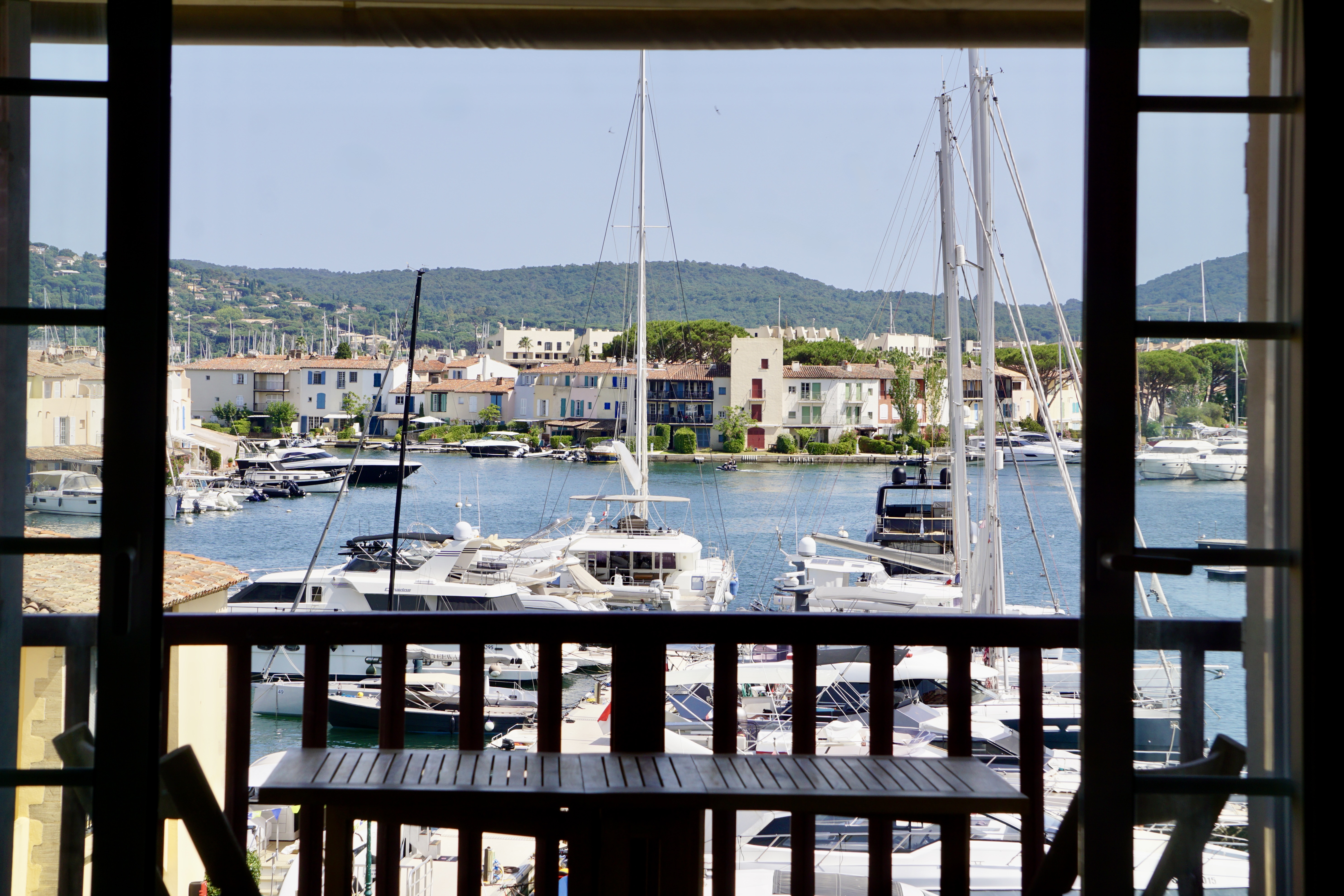 Blick aus dem Fenster auf den Hafen