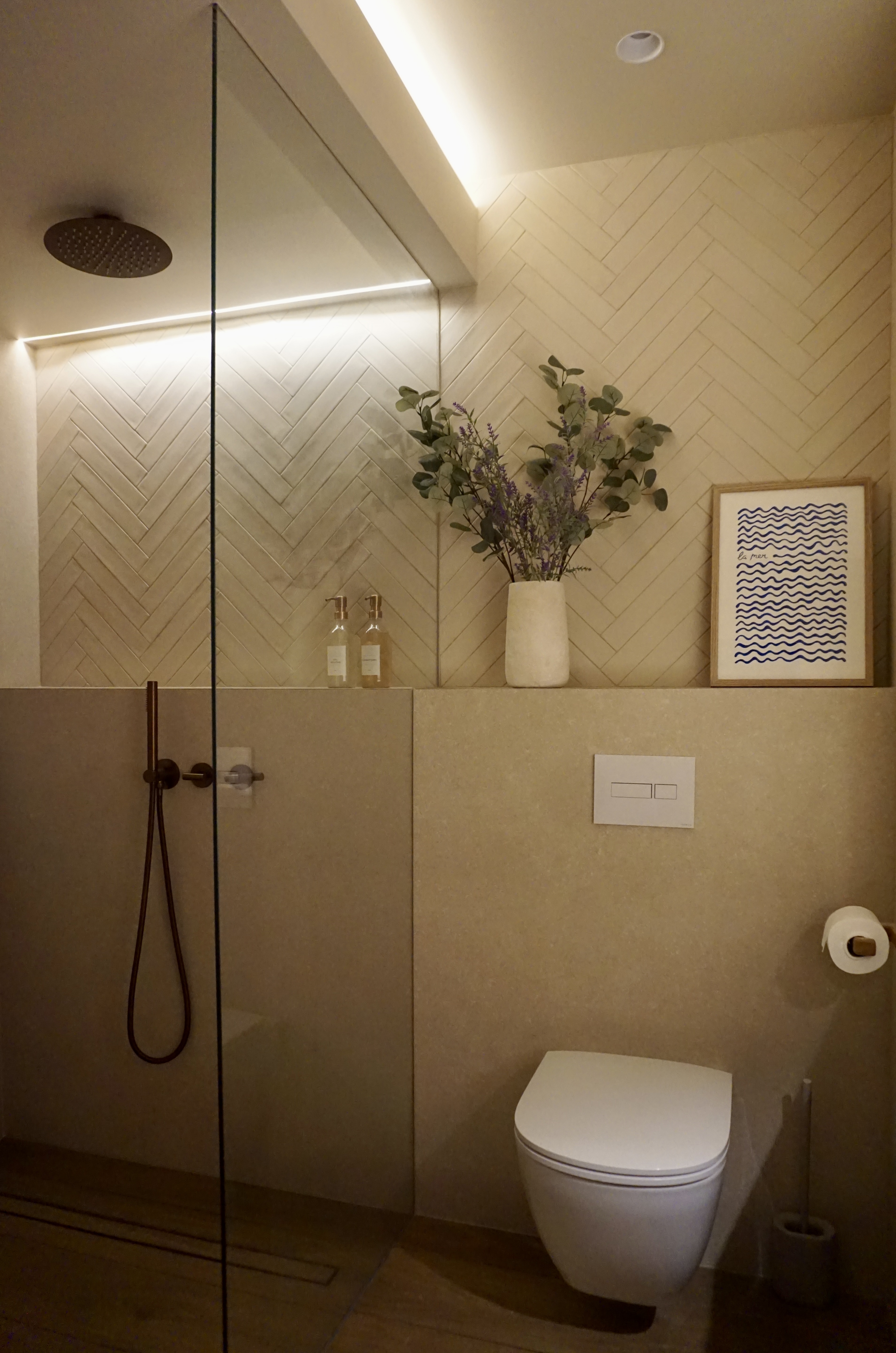 Badezimmer mit Dusche und WC