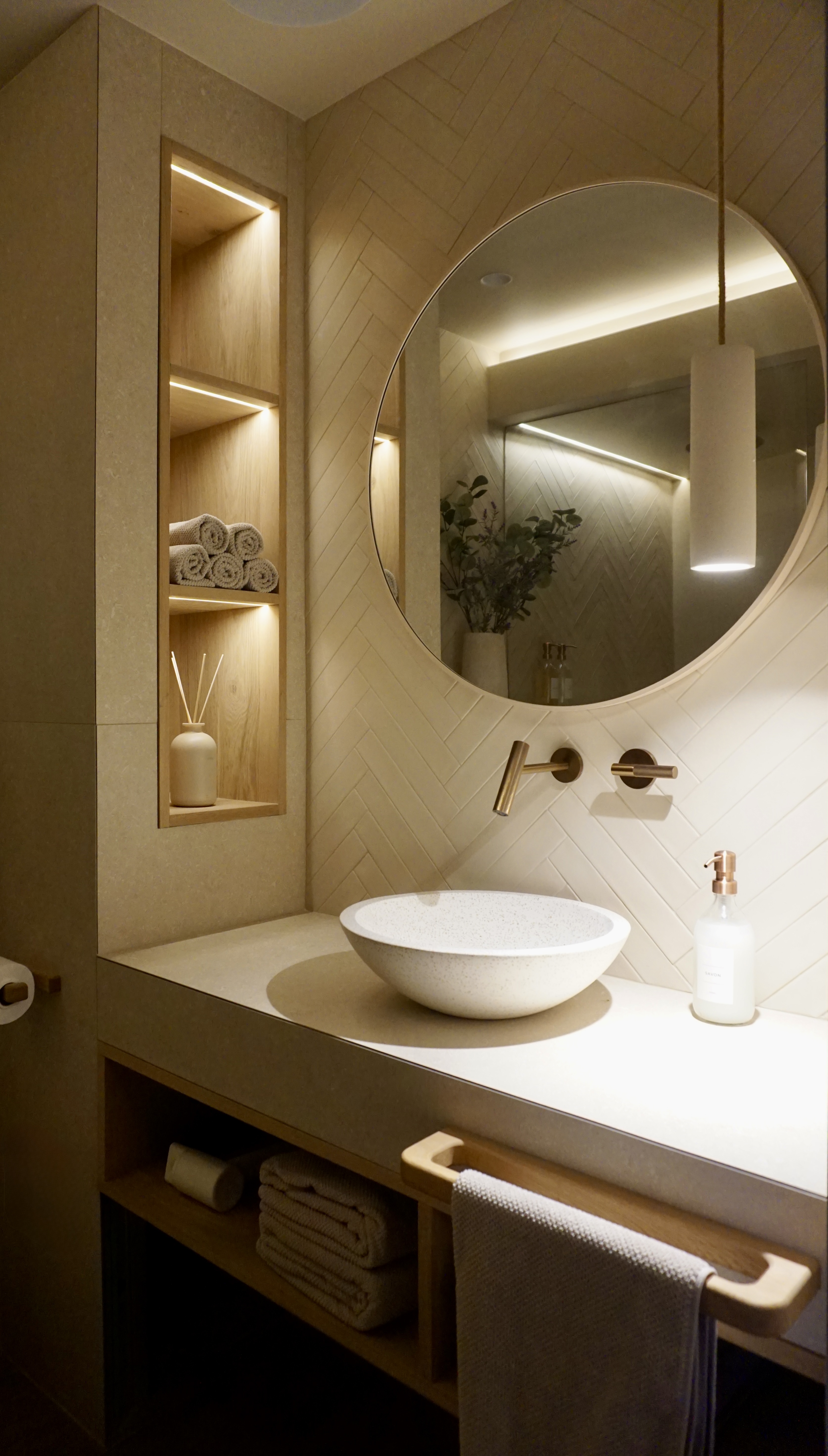 Badezimmer mit Waschtisch und Spiegel